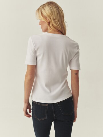 Tricou de la TATUUM pe alb