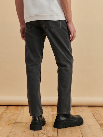 DAN FOX APPAREL Bootcut Τζιν 'Jano' σε γκρι