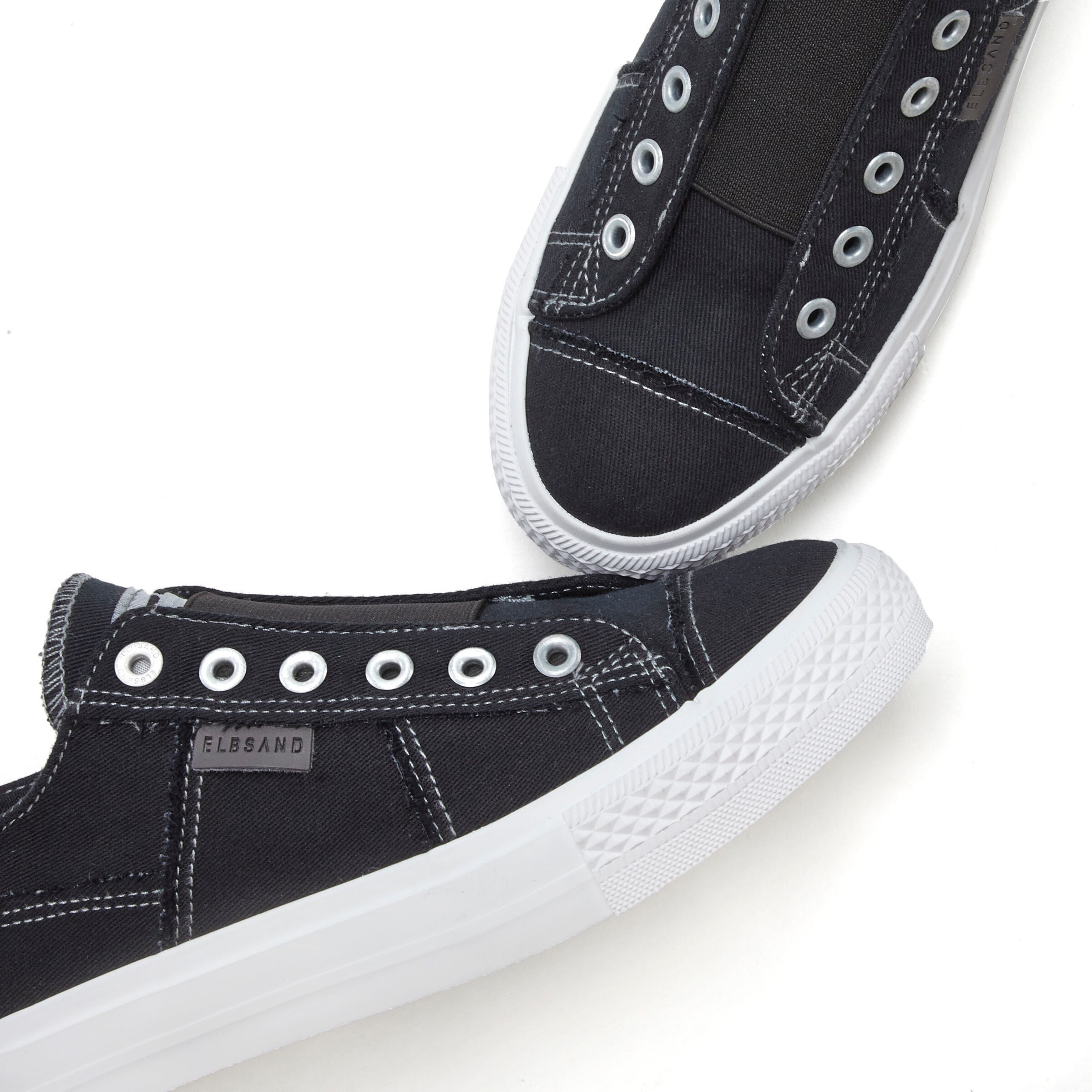 Teniși de la Elbsand pe negru