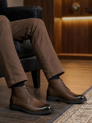 ALLTHEMEN Chukka Boots 'Zeit' in Brown