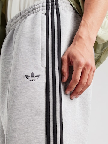 ADIDAS ORIGINALS Regular Панталон 'SPACER DRILL' в сиво