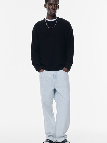 Pulover de la Pull&Bear pe negru: față