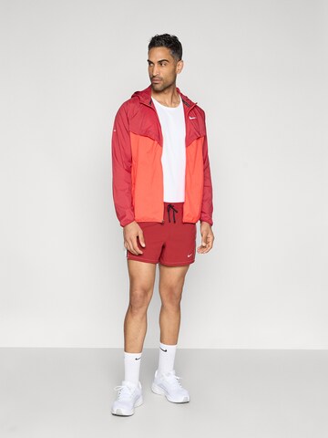 Regular Pantalon de sport NIKE en rouge