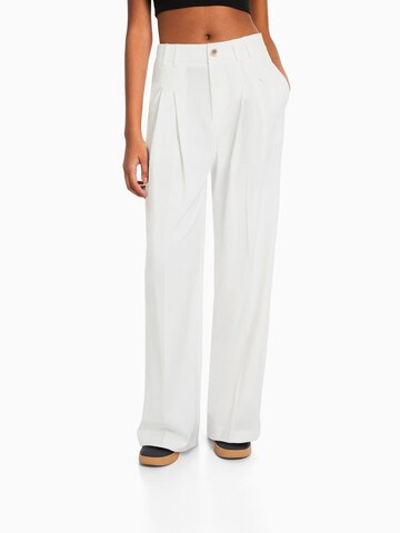 Bershka Loose fit Trousers with creases in White: front