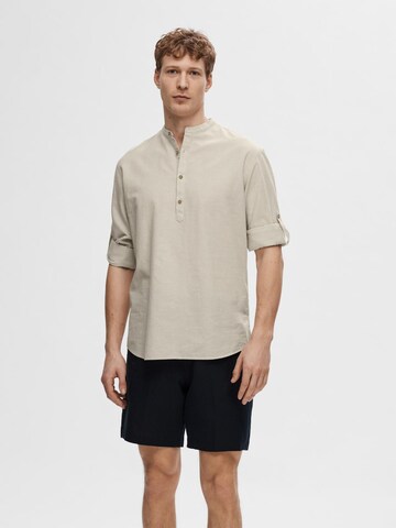 Coupe regular Chemise SELECTED HOMME en beige : devant