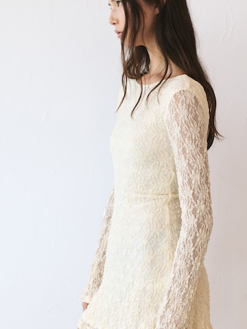 Abito di Pull&Bear in bianco: frontale