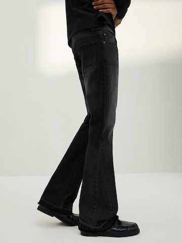 Bershka Rozkloszowany krój Jeansy w kolorze czarny