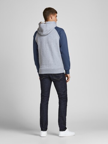 Sweat-shirt 'JPRBLUTOM' JACK & JONES en gris