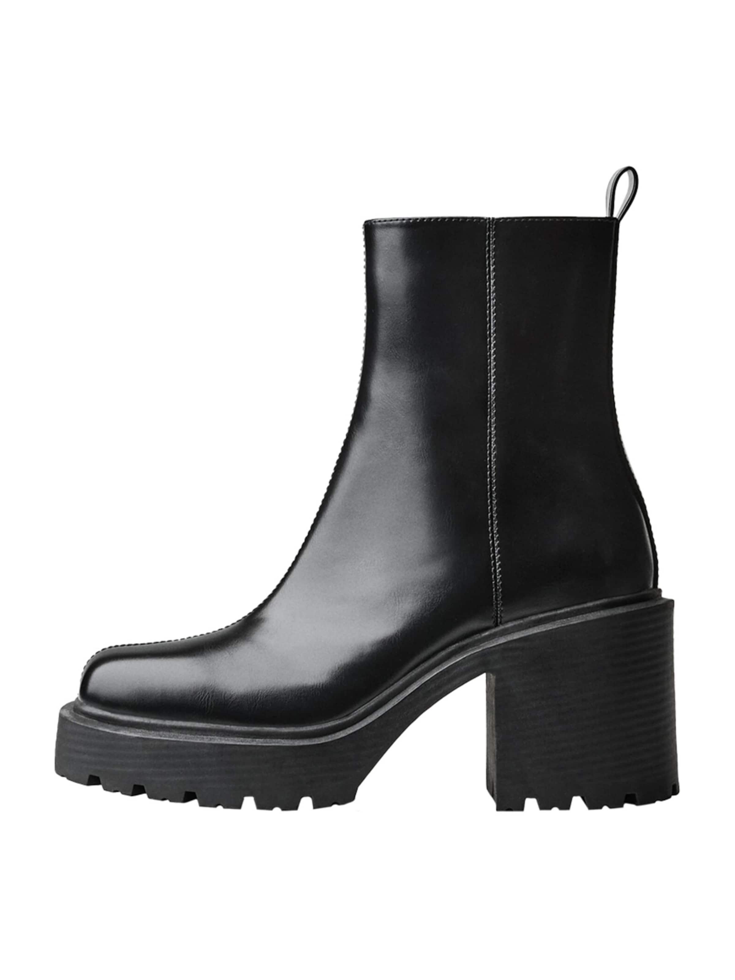 Cizme de la Bershka pe negru: față