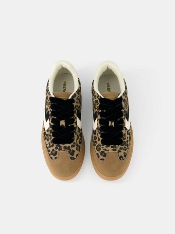 Sneaker low de la Bershka pe maro