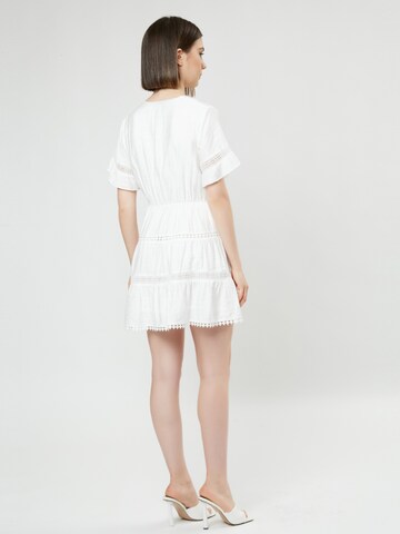 Rochie de la Influencer pe alb