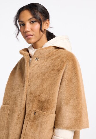 Frieda & Freddies NY Cape in Beige