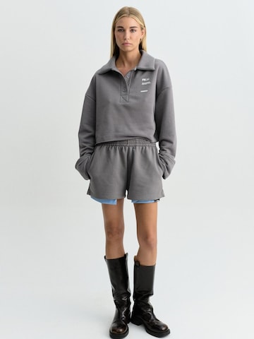 FEMSSY Lużny krój Spodnie 'POCKET SHORTS BEIGE' w kolorze szary: przód