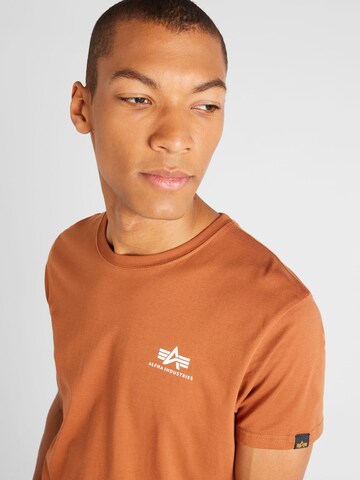 Coupe regular T-Shirt ALPHA INDUSTRIES en marron
