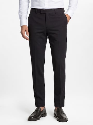 Coupe slim Pantalon à plis Finshley & Harding London en noir : devant