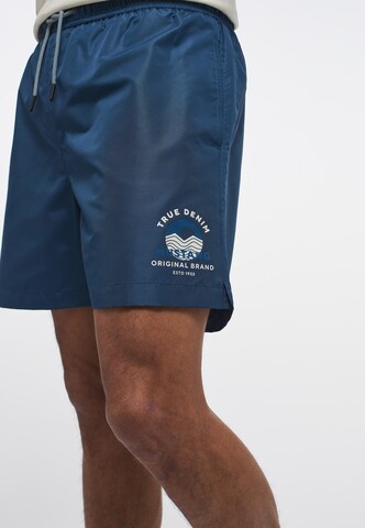 MUSTANG Badeshorts in Blau