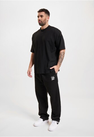 ROCAWEAR Regular Trousers in Black