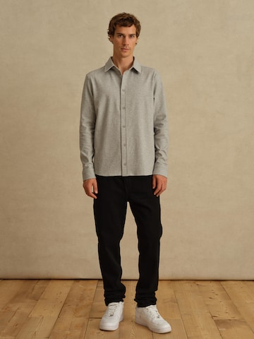 DAN FOX APPAREL - Ajuste regular Camisa 'Eddi' en gris