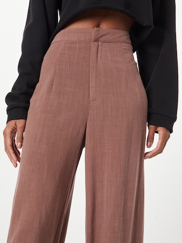 Wide leg Pantaloni di Nasty Gal in marrone