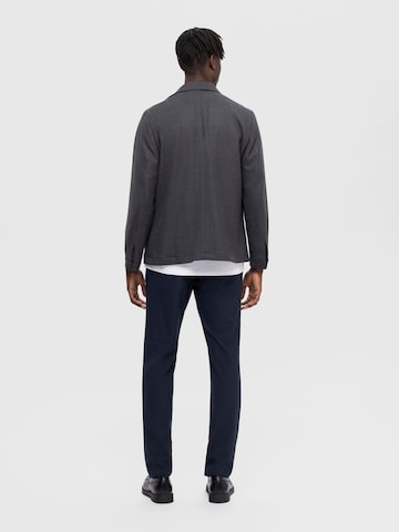 SELECTED HOMME Comfort fit Prehodna jakna 'ROBERT' | siva barva