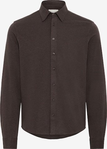 Coupe regular Chemise ' CFARKAN ' Casual Friday en marron : devant