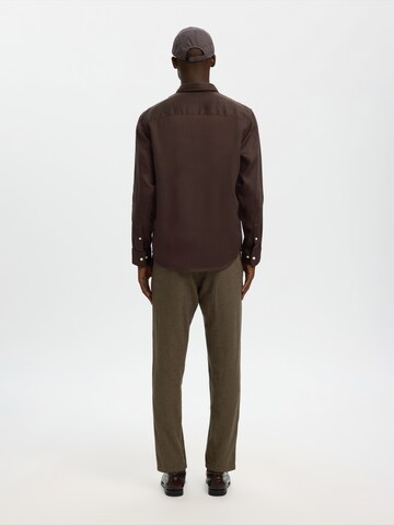 SELECTED Regular Fit Skjorte 'SLHKYLIAN' i brun