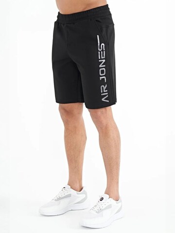 Tommy Life Regular Trousers in Black