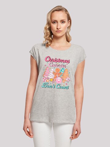 F4NT4STIC Shirt 'Christmas Calories Dont Count Candy' in Grijs: voorkant