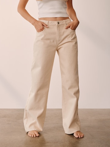 Loosefit Pantalon 'Eva' ABOUT YOU x Marie von Behrens en beige : devant