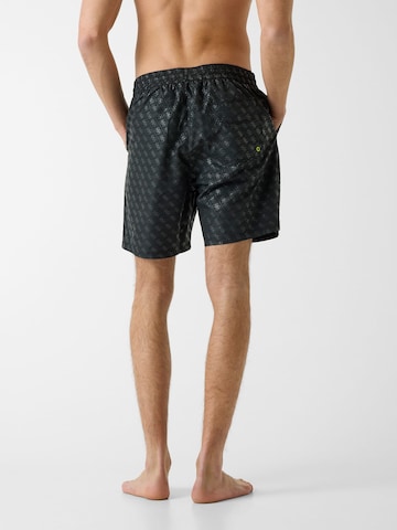 GUESS Badeshorts in Schwarz
