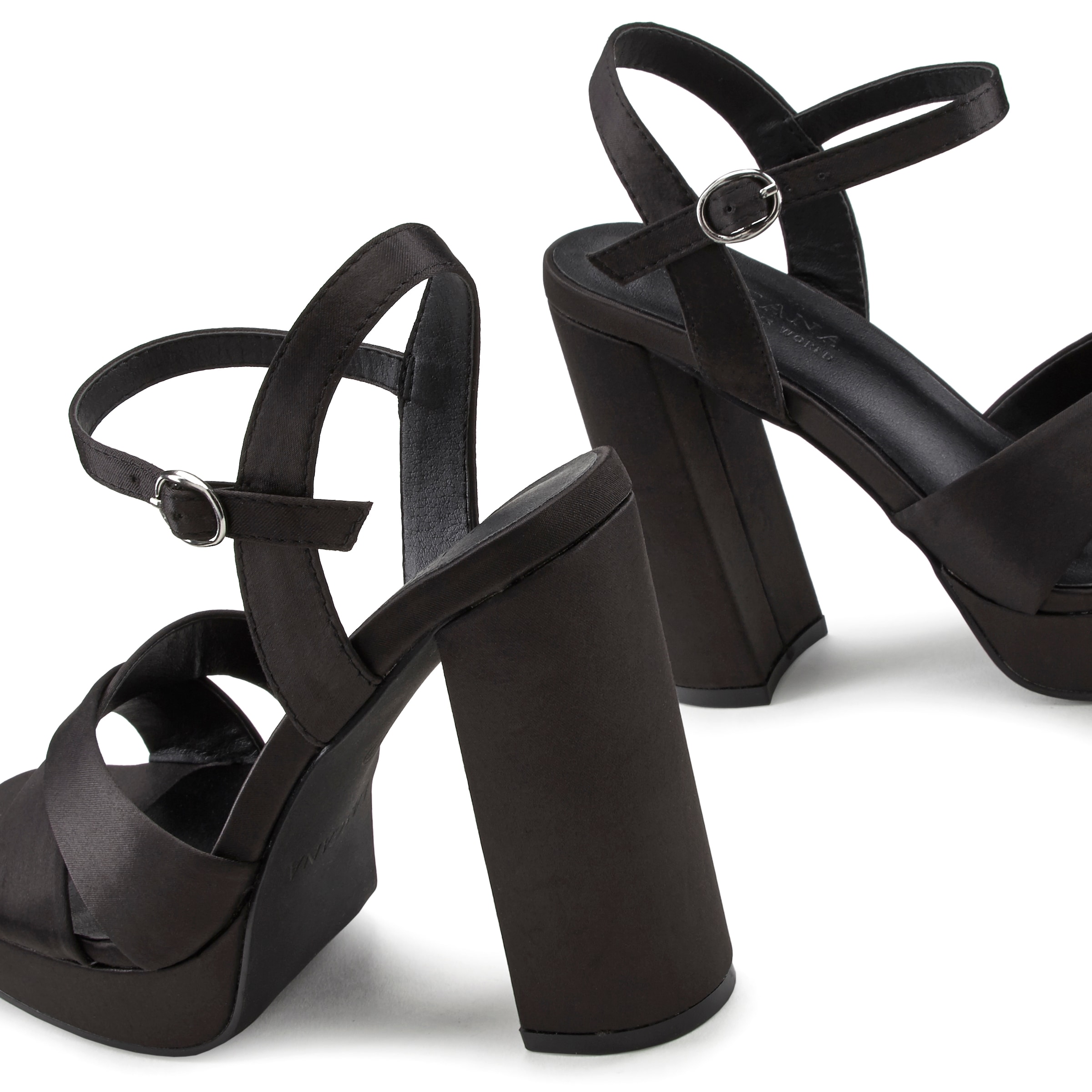 LASCANA Sandały z rzemykami w kolorze czarny