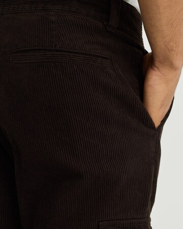 Tapered Pantaloni di WE Fashion in marrone