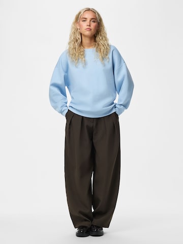 Sweat-shirt 'PCChilli' PIECES en bleu