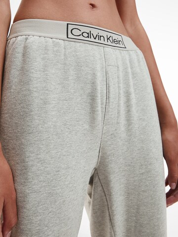 Calvin Klein Underwear Zúžený strih Pyžamové nohavice - Sivá