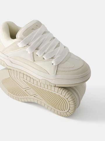 Baskets basses Bershka en blanc