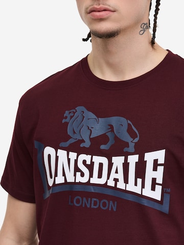 Tricou de la LONSDALE pe roșu