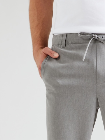 Regular Pantalon 'Laurenz' ABOUT YOU x Kevin Trapp en gris