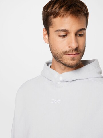 Reebok - Sweatshirt de desporto em cinzento