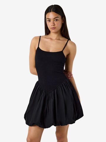 Noisy may Dress in Black