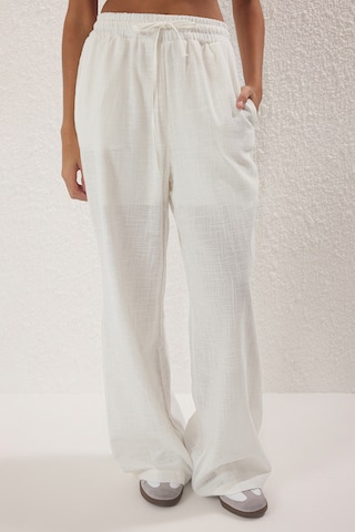 Pantaloni de la Trendyol pe alb: față