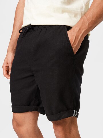 !Solid Regular Shorts in Schwarz