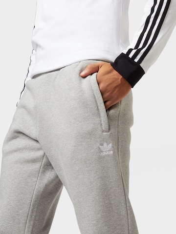 ADIDAS ORIGINALS - Tapered Calças 'Trefoil Essentials' em cinzento