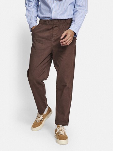 Redefined Rebel Loosefit Hose 'Arian' in Braun: Vorderseite