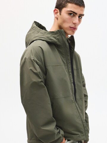 Veste mi-saison Pull&Bear en vert : devant