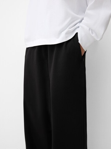BershkaLoosefit Hlače - crna boja