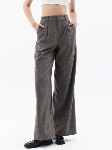 OXXO Regular Trousers in Grey: front