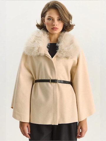 Bianco Lucci Between-seasons coat in Beige: front