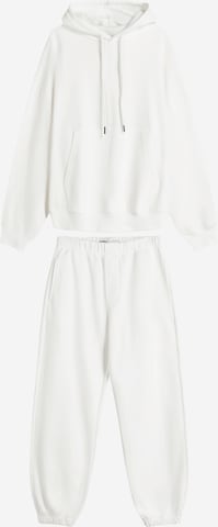 BershkaJogging komplet - bijela boja: prednji dio