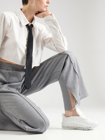 Regular Pantalon à pince QS en gris