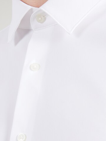Coupe regular Chemise business 'HANK' BOSS en blanc